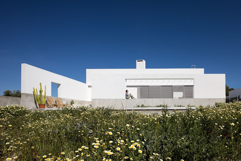 A villa with two wings