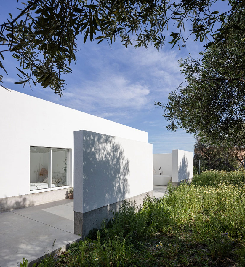 A villa with two wings
