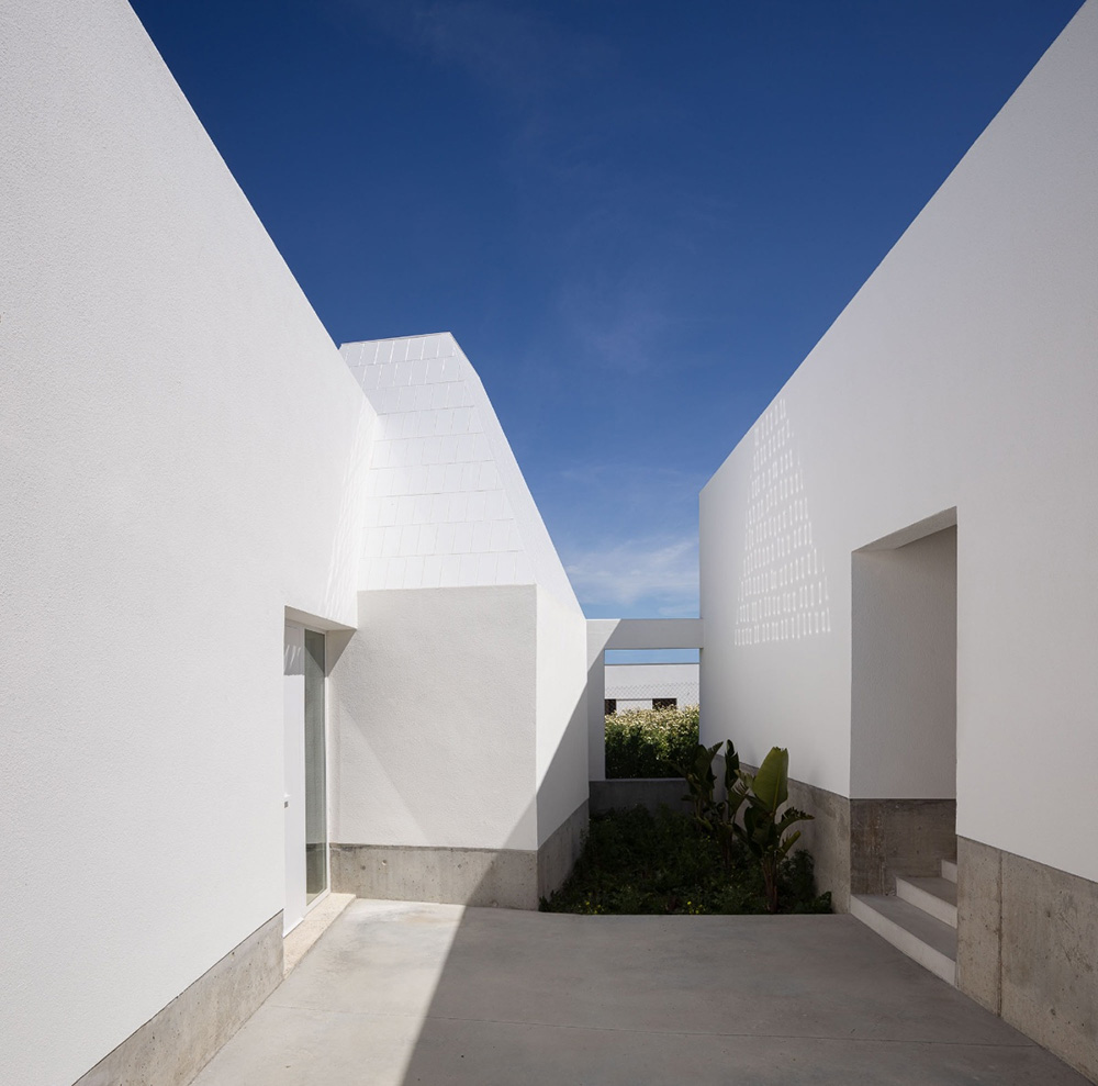 A villa with two wings