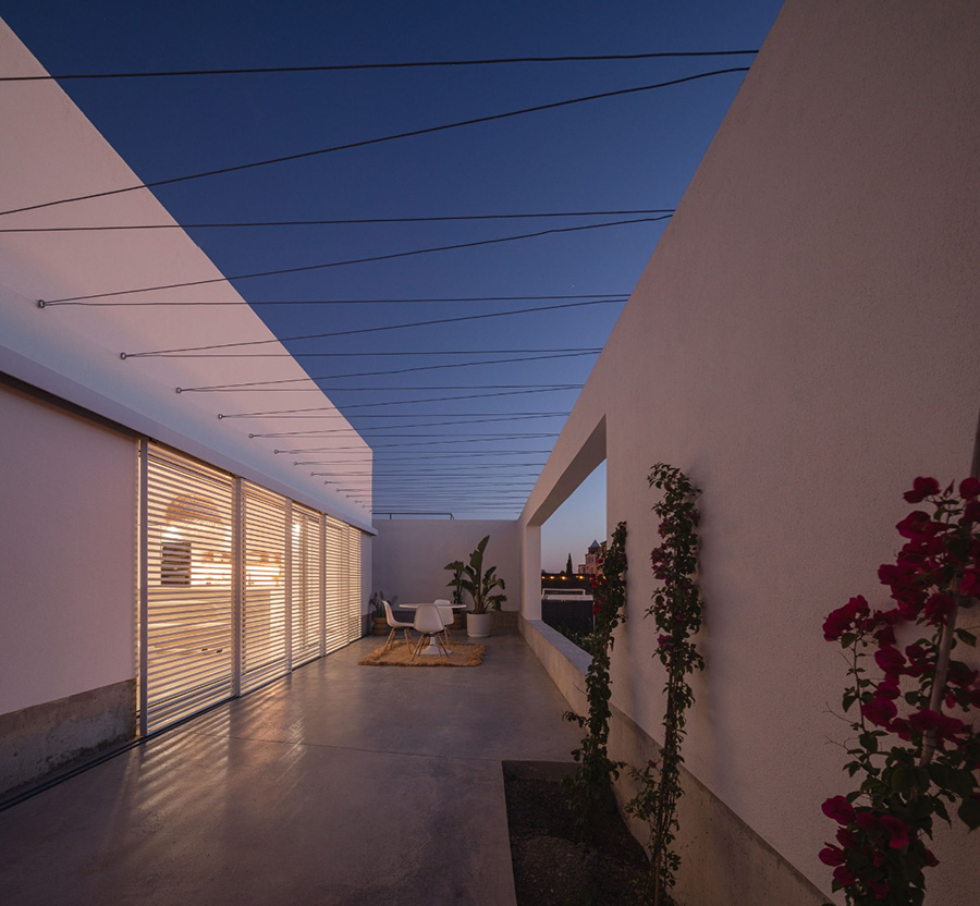 A villa with two wings